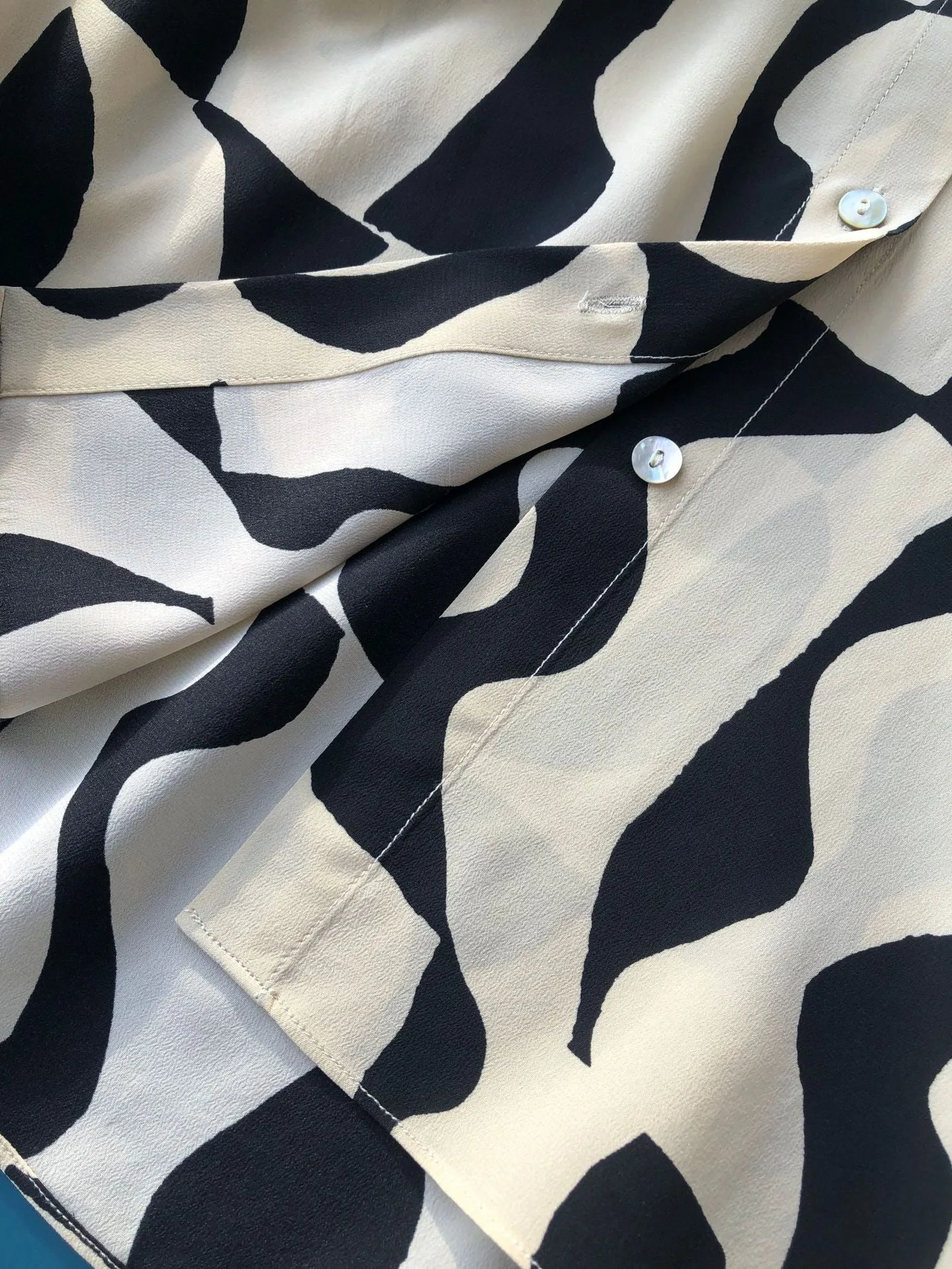 Nonothing| 100% v neck silk shirt in abstract print